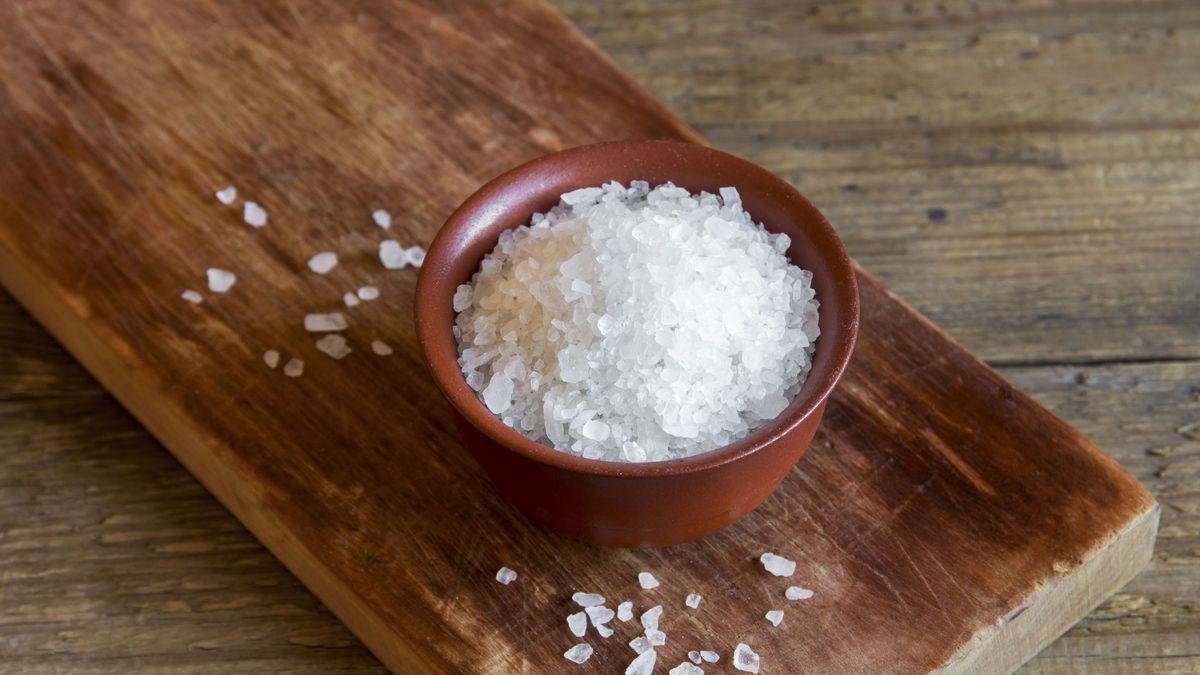 La sal tiene la capacidad de absorber la humedad y la grasa