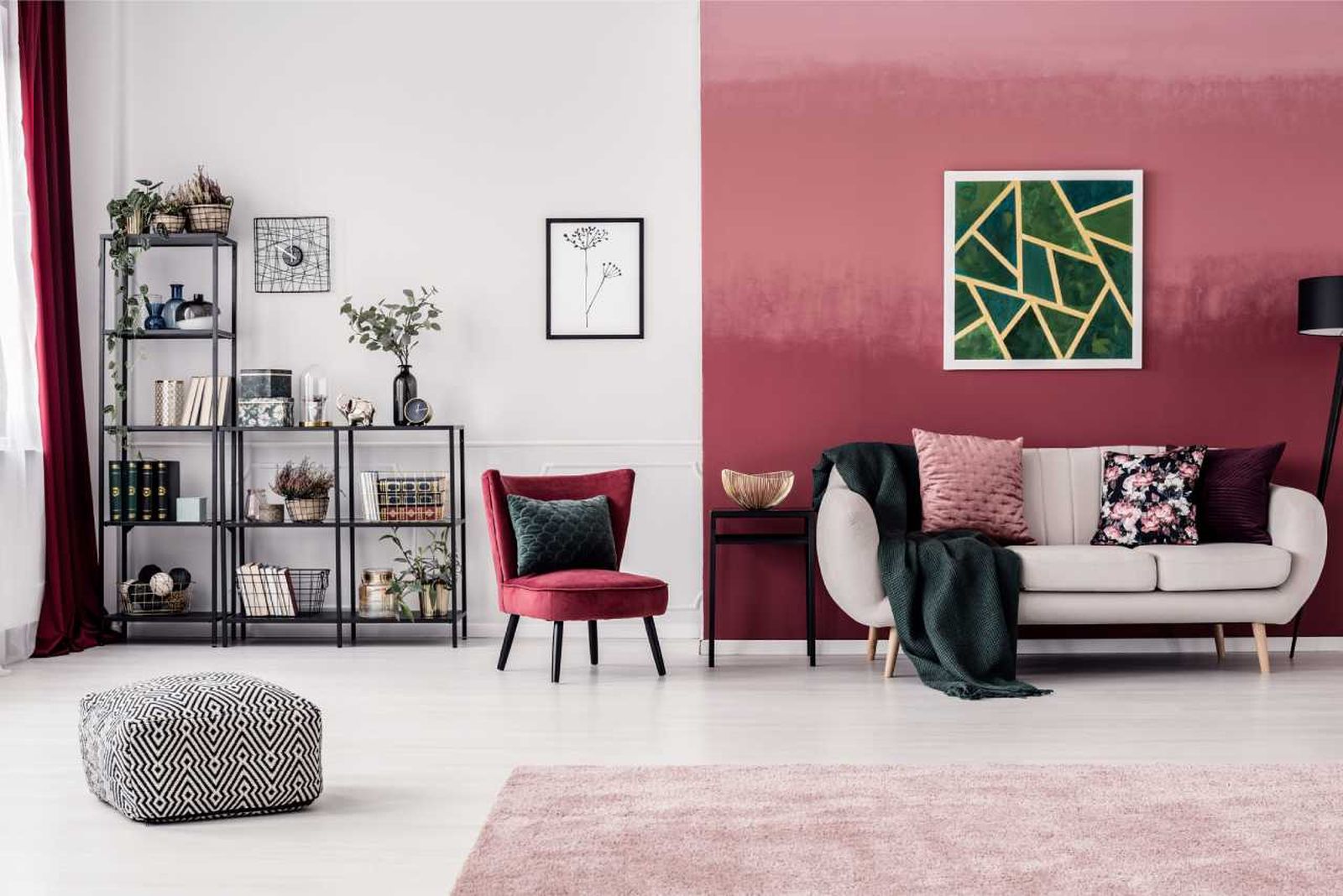 Salón amplio con pared de efecto ombré en tonos granates.