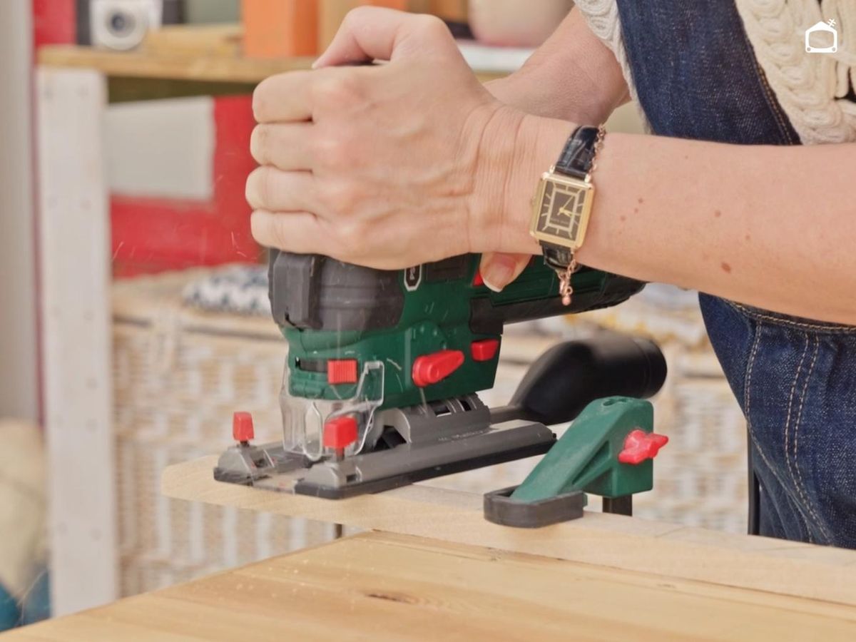 Segundo paso para hacer bloques de madera Montessori.