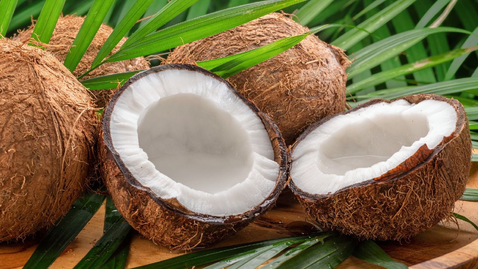 La leche de coco se elabora a partir de la pulpa rallada y mezclada con agua