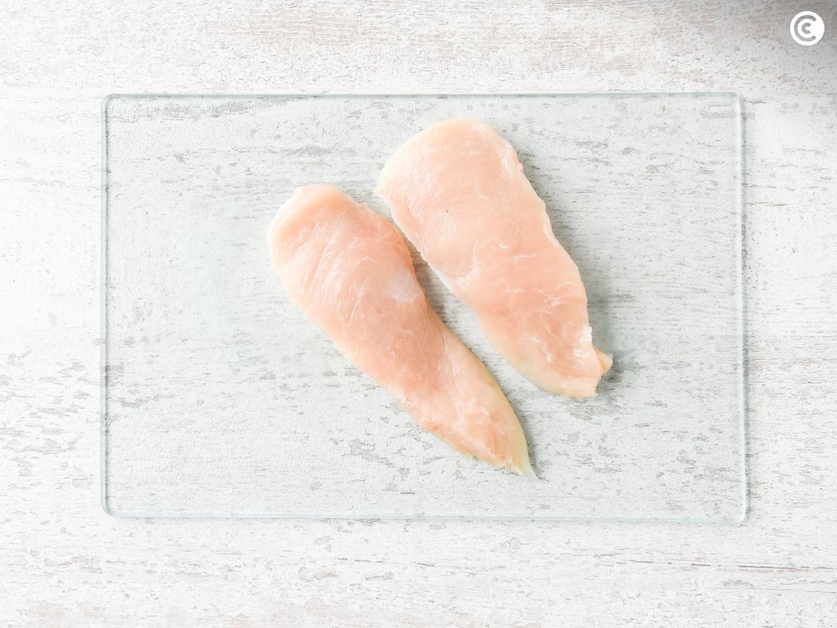 Cortar las pechugas de pollo en filetes para empanarlos