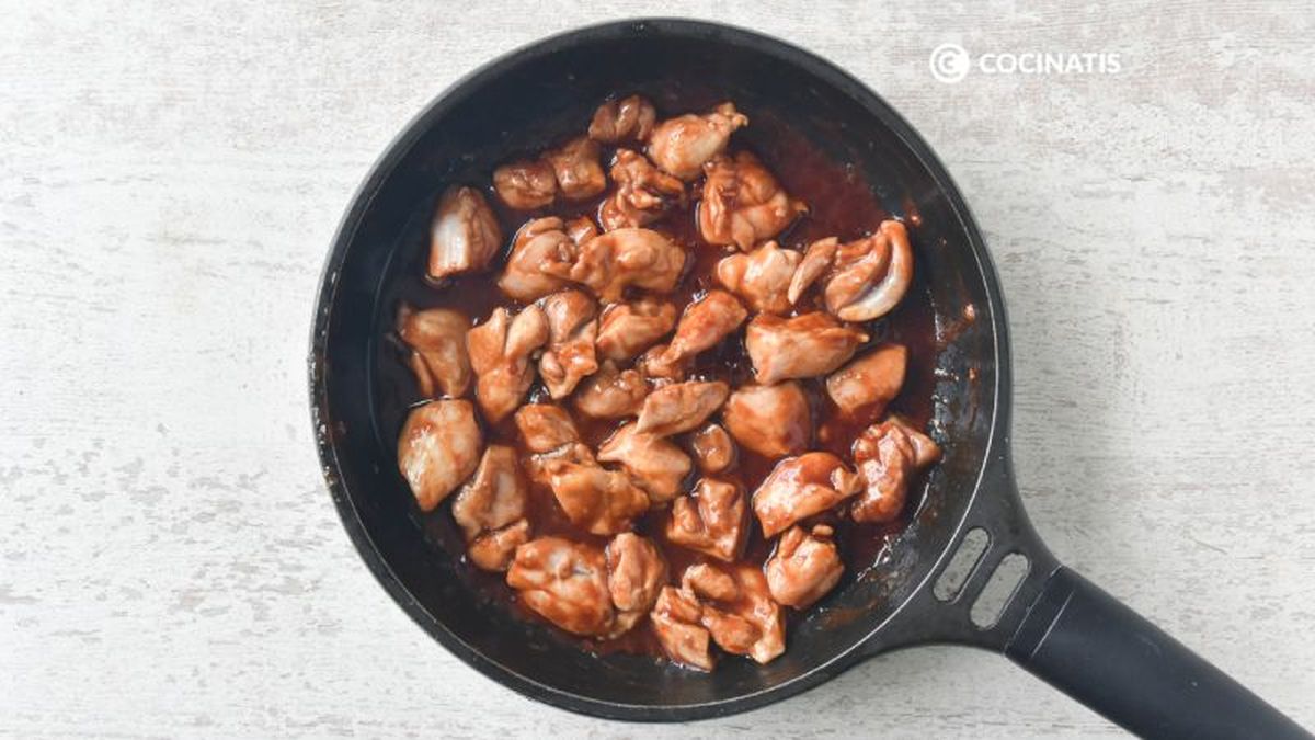 Mezclamos el pollo con la salsa de soja y miel