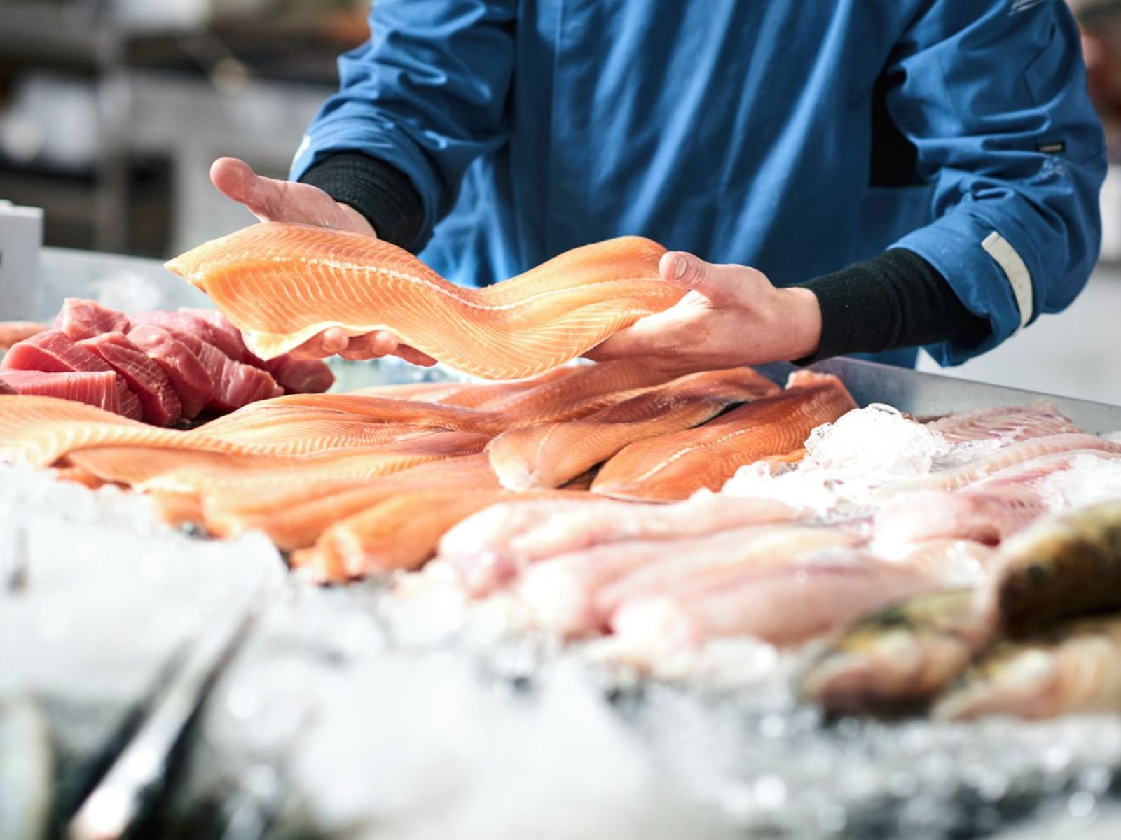 El salmón suele venderse en lomos o filetes ya limpios, lo que lo hace muy práctico El salmón suele venderse en lomos o filetes ya limpios, lo que lo hace muy práctico