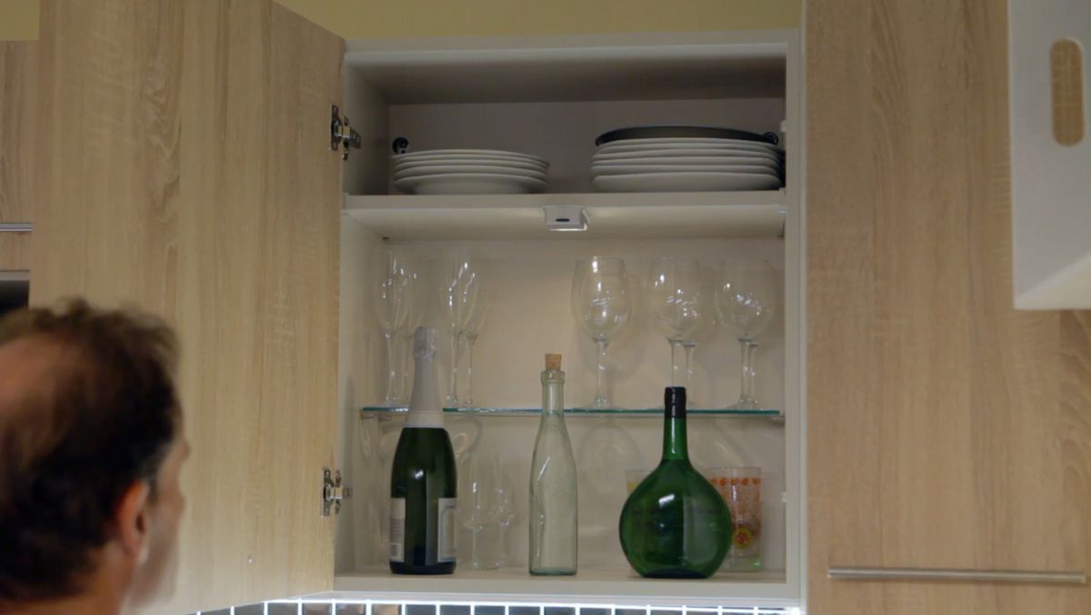 Colocar balda de cristal en el interior de un armario de cocina paso 10