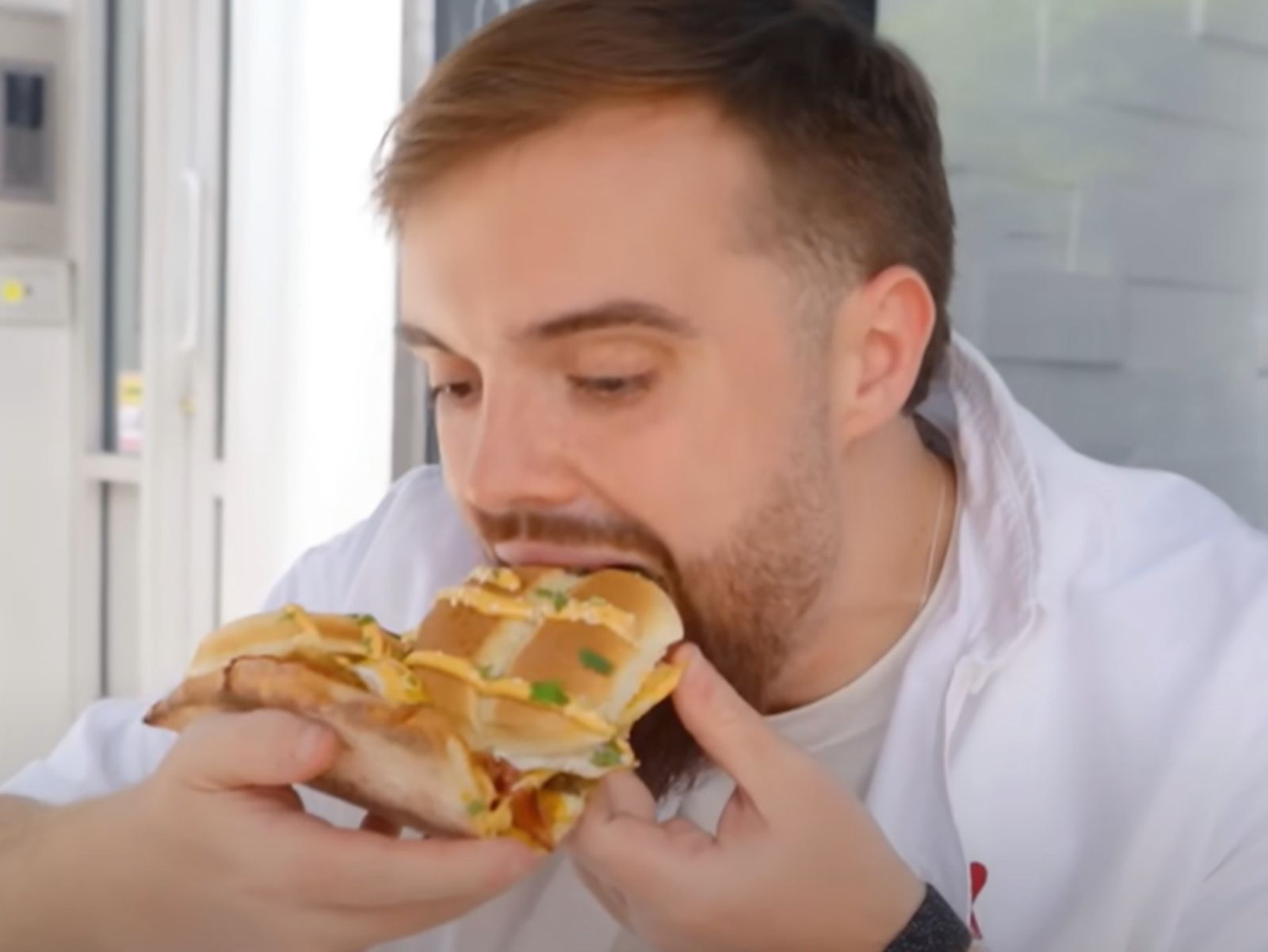 Ibai prueba una pizza de hamburguesas en su ruta de las pizzas más raras Ibai prueba una pizza de hamburguesas en su ruta de las pizzas más raras