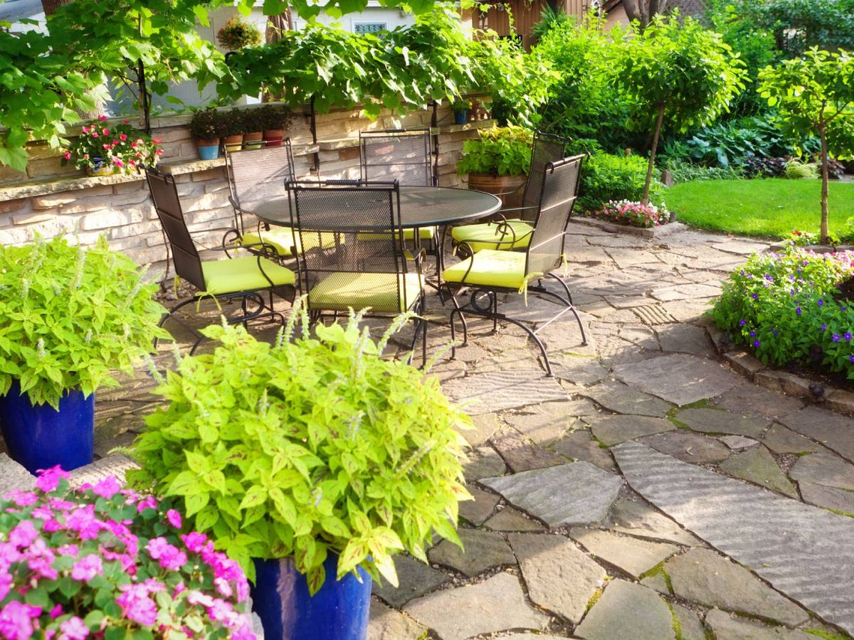 Jardín nórdico con flores.