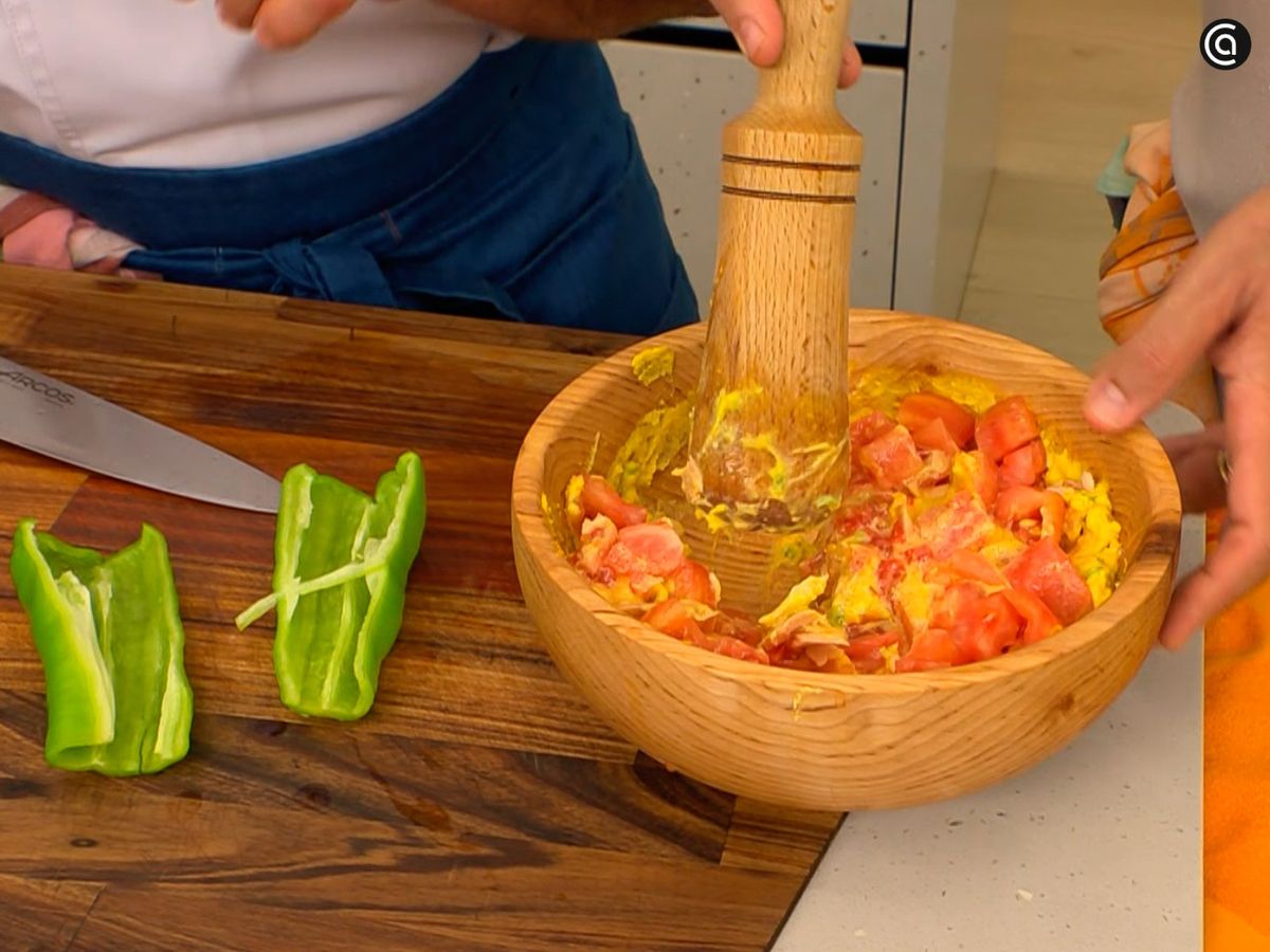 Machaca el ajo, las yemas y el pimiento, y añade el aceite