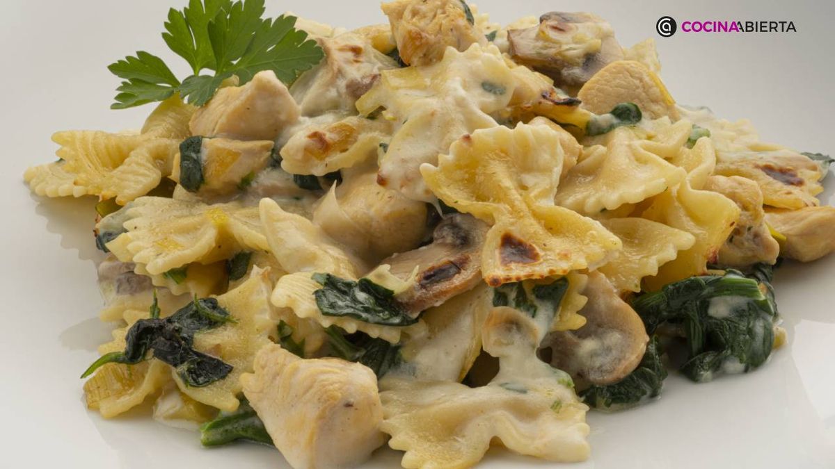Farfalle con pollo, espinacas y champiñones