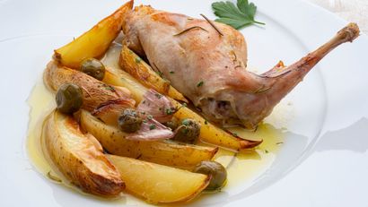 Muslo de carne de conejo asado con patatas, receta de Karlos Arguiñano