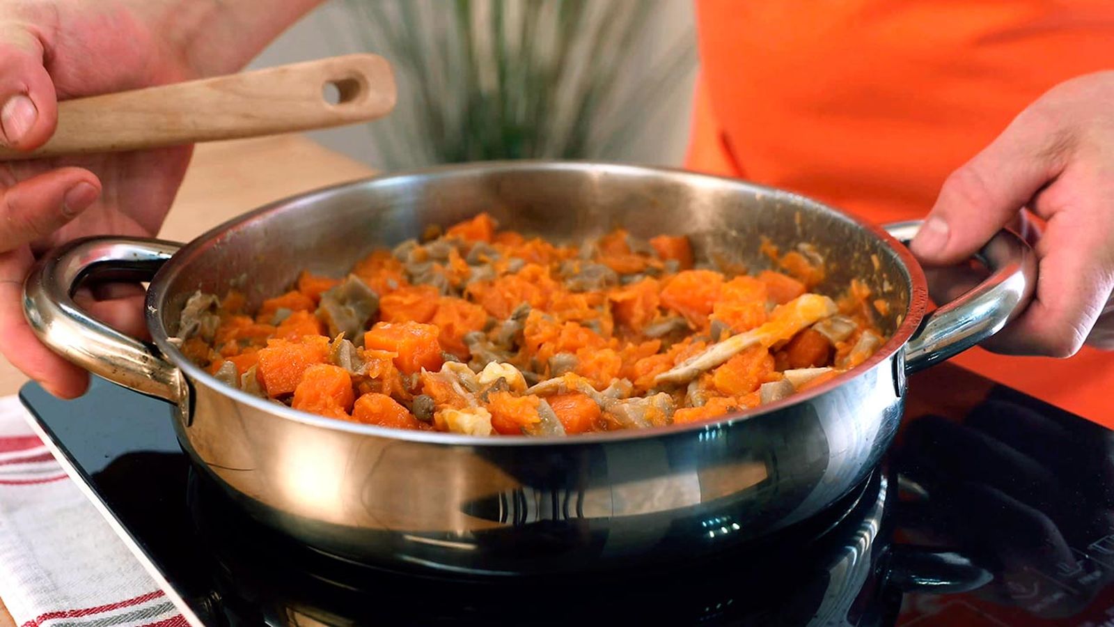 Cocina las setas y la calabaza para el relleno Receta de canelones veganos de berenjena, calabaza y setas paso 4