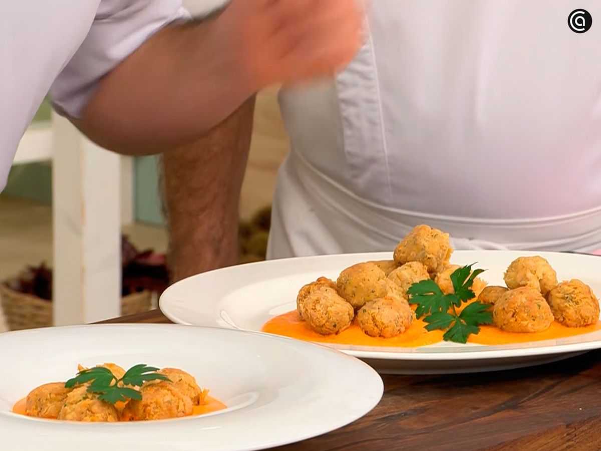 Sirve las albóndigas de bonito en aceite sobre la salsa de piquillos