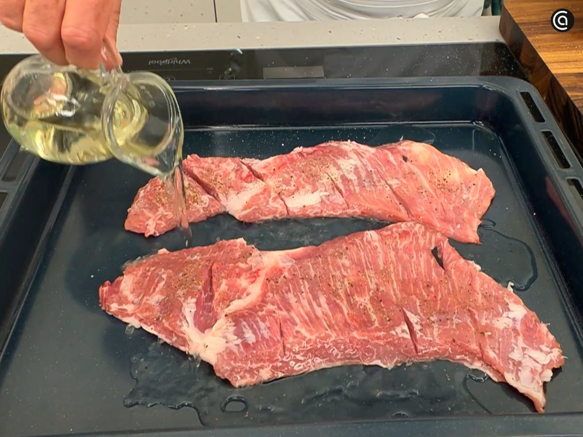 Sazona la carne con sal y pimienta, báñala con vino blanco y agua, y hornéala