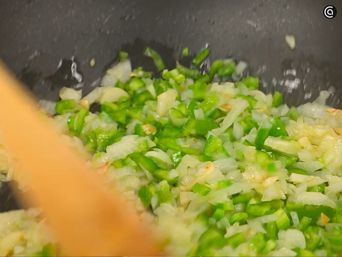 Dora los ajos, la cebolla y el pimiento