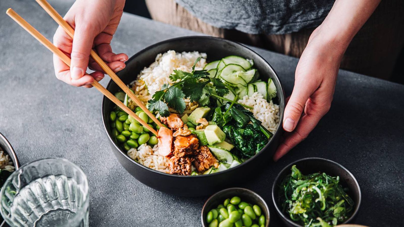 Bowl lleno de frescura con tofu glaseado, arroz integral, edamame y vegetales verdes. Bowl lleno de frescura con tofu glaseado, arroz integral, edamame y vegetales verdes.