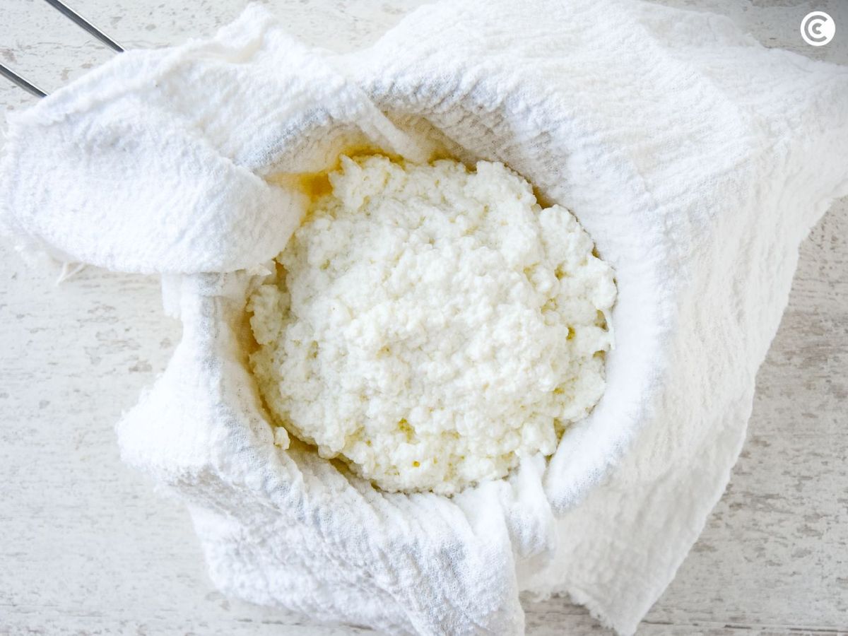 Dejar escurrir el suero del requesón sobre un paño