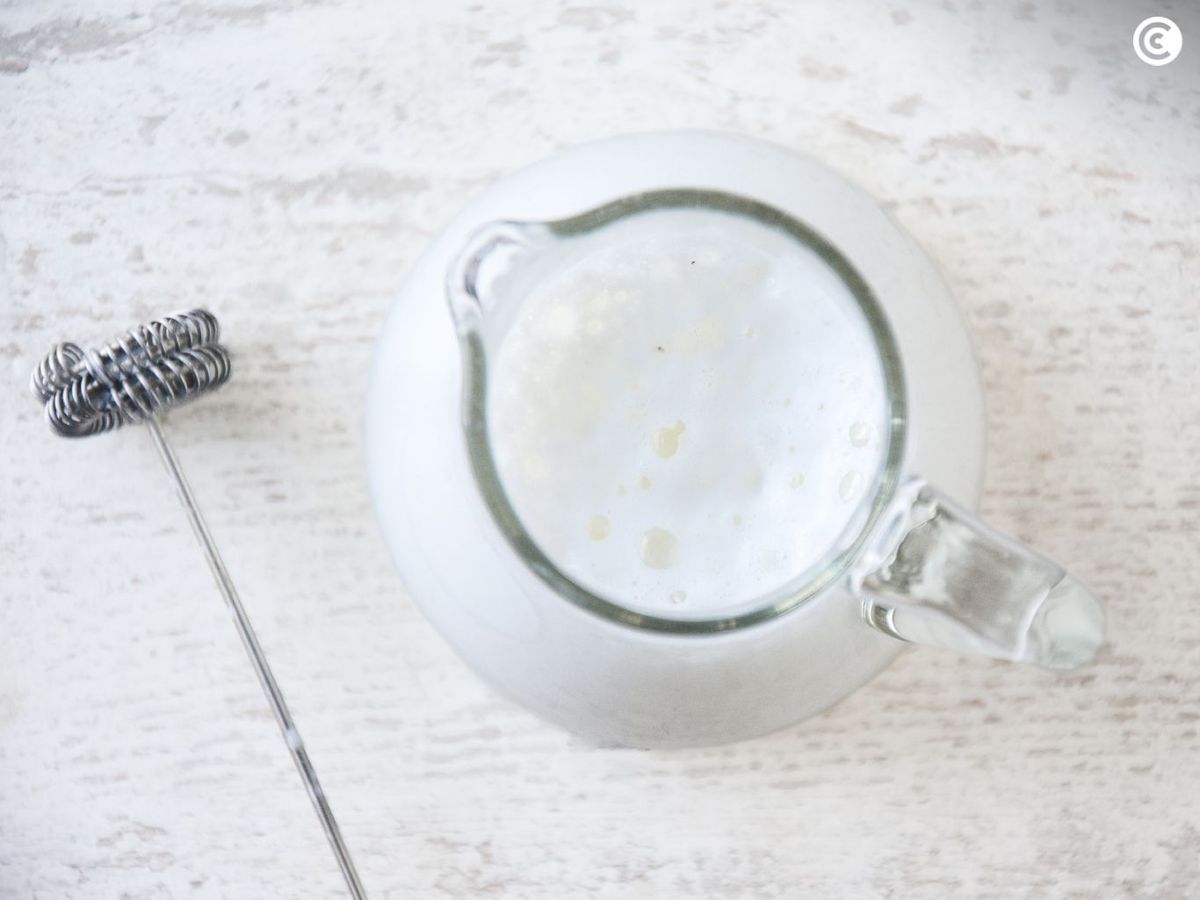 Espumar la leche para el chai latte