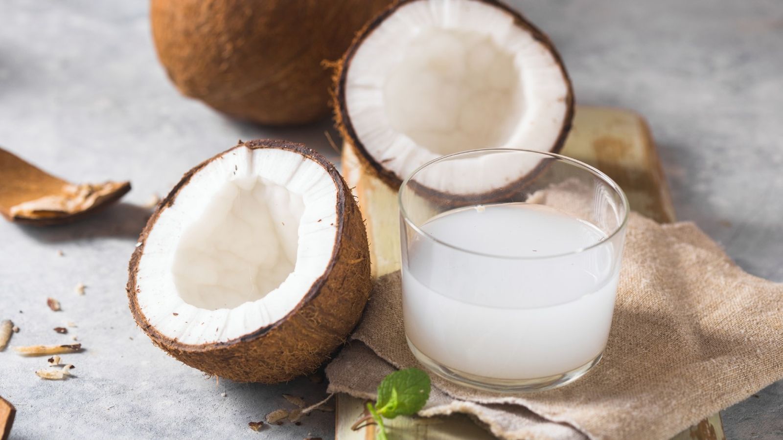 El agua de coco es ligera, hidratante, baja en calorías y rica en electrolitos El agua de coco es ligera, hidratante, baja en calorías y rica en electrolitos