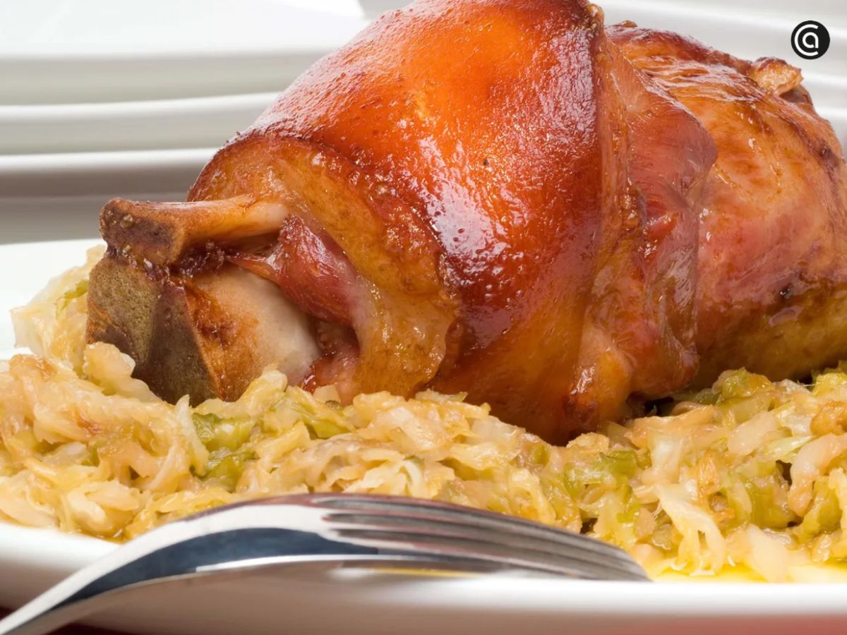 Codillo al horno con chucrut, una de las combinaciones más típicas y populares en Baviera.