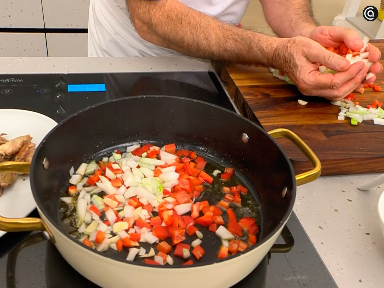 Cocina las hortalizas en una sartén con un poco de aceite