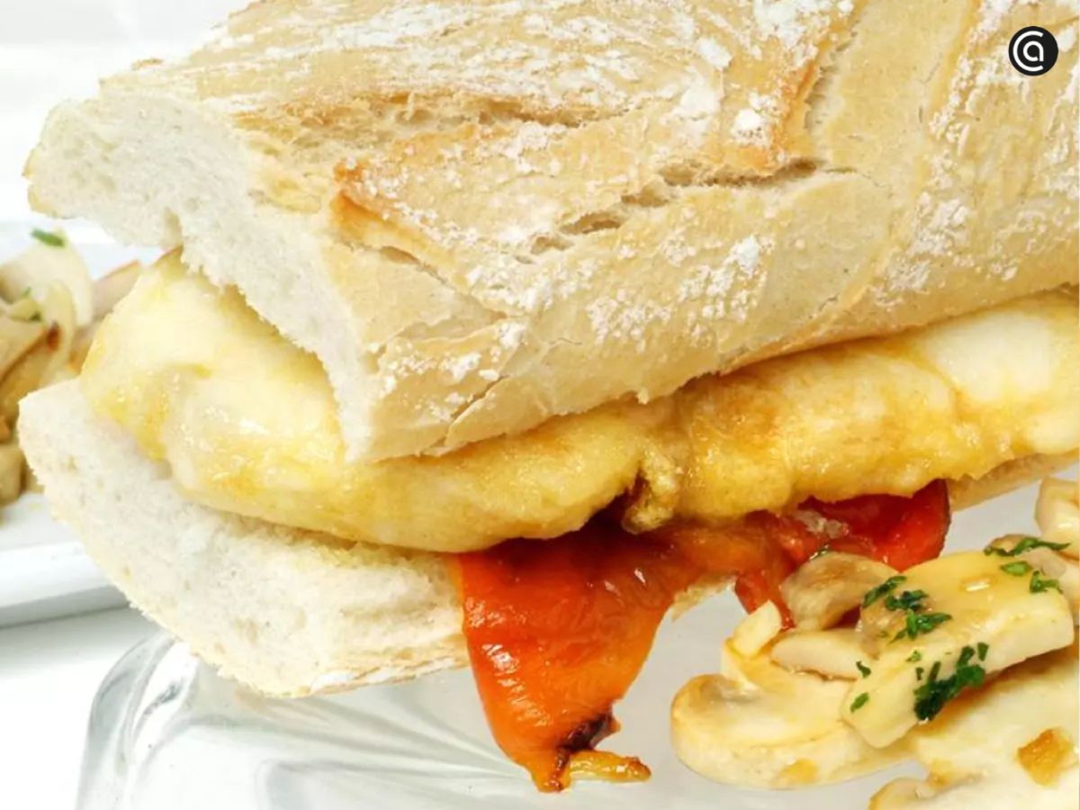 Bocadillo de merluza rebozada con pimientos: una opción ligera y sabrosa que sabe aún mejor al sol.