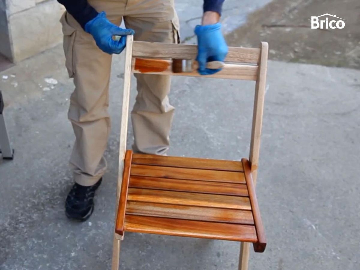 Aplicar aceite de teca en una silla de exterior