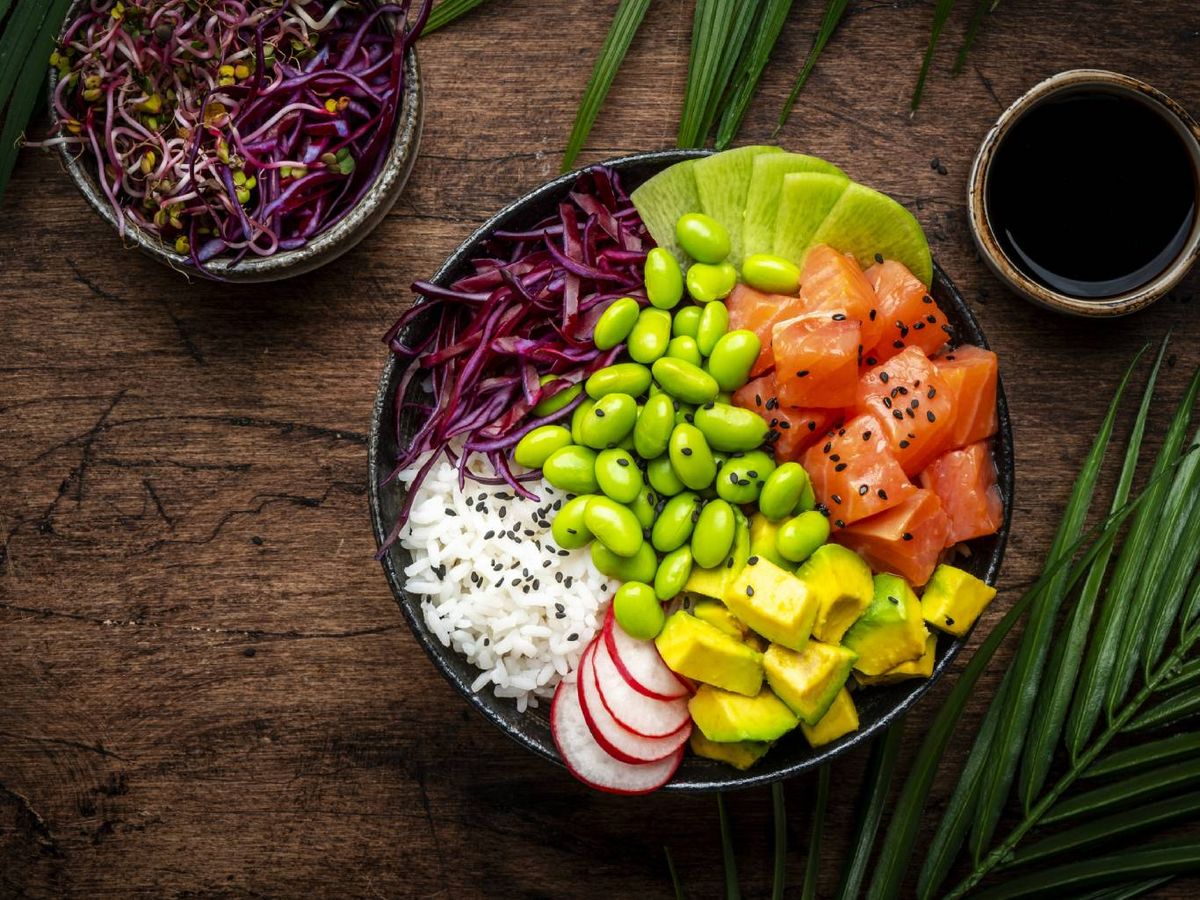 Una explosión de color y sabor: poke de salmón con frutas tropicales y arroz blanco.