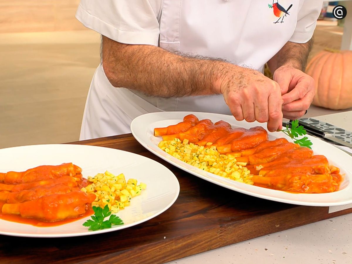 Decora las manitas de cordero con patatas y salsa picante con una hoja de perejil