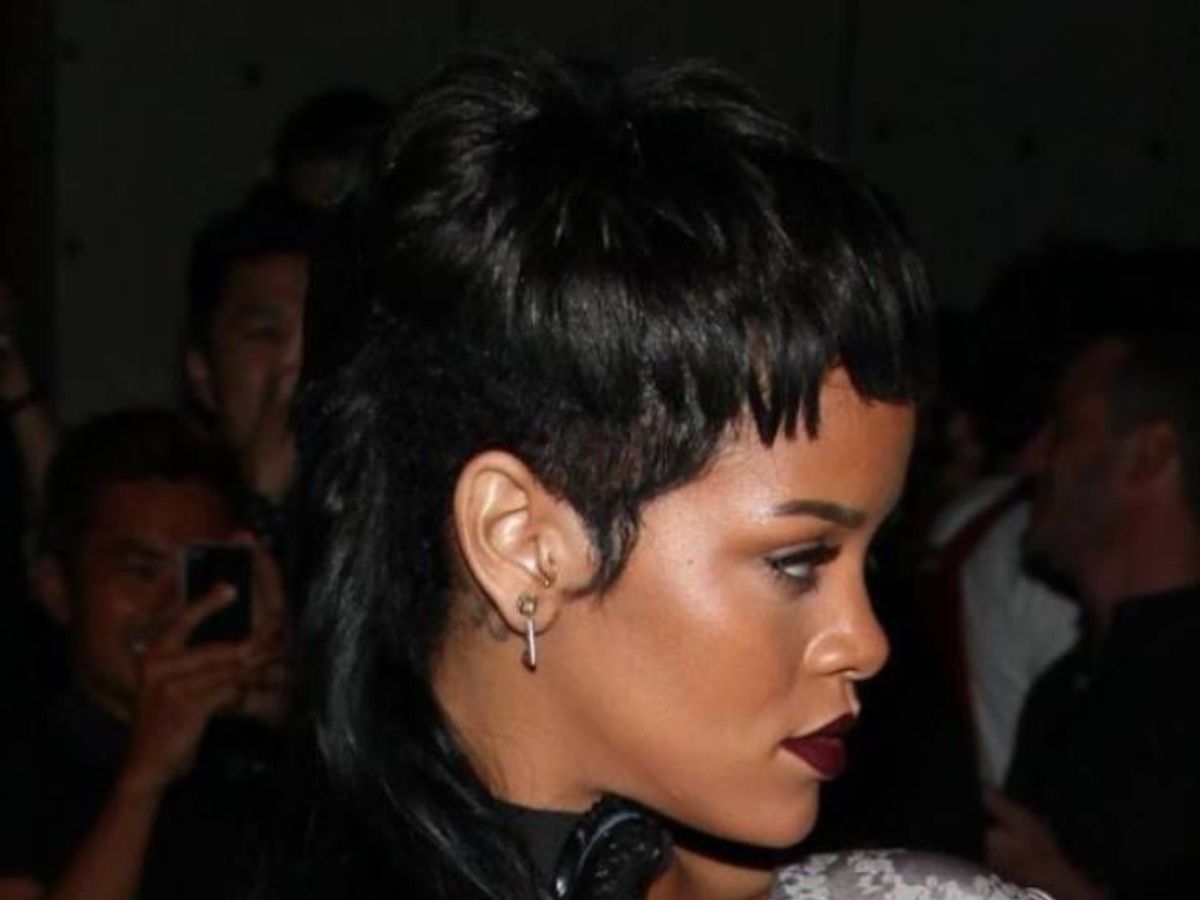 La cantante Rihanna con corte wolf cut con rapados laterales