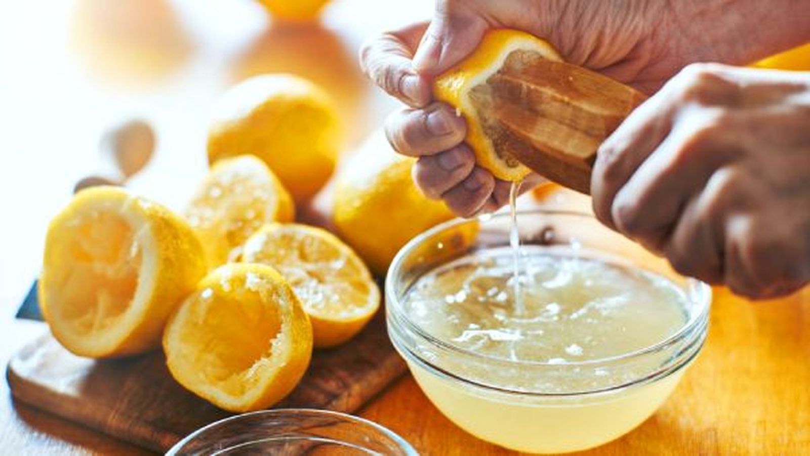 beneficios agua con limon zumo