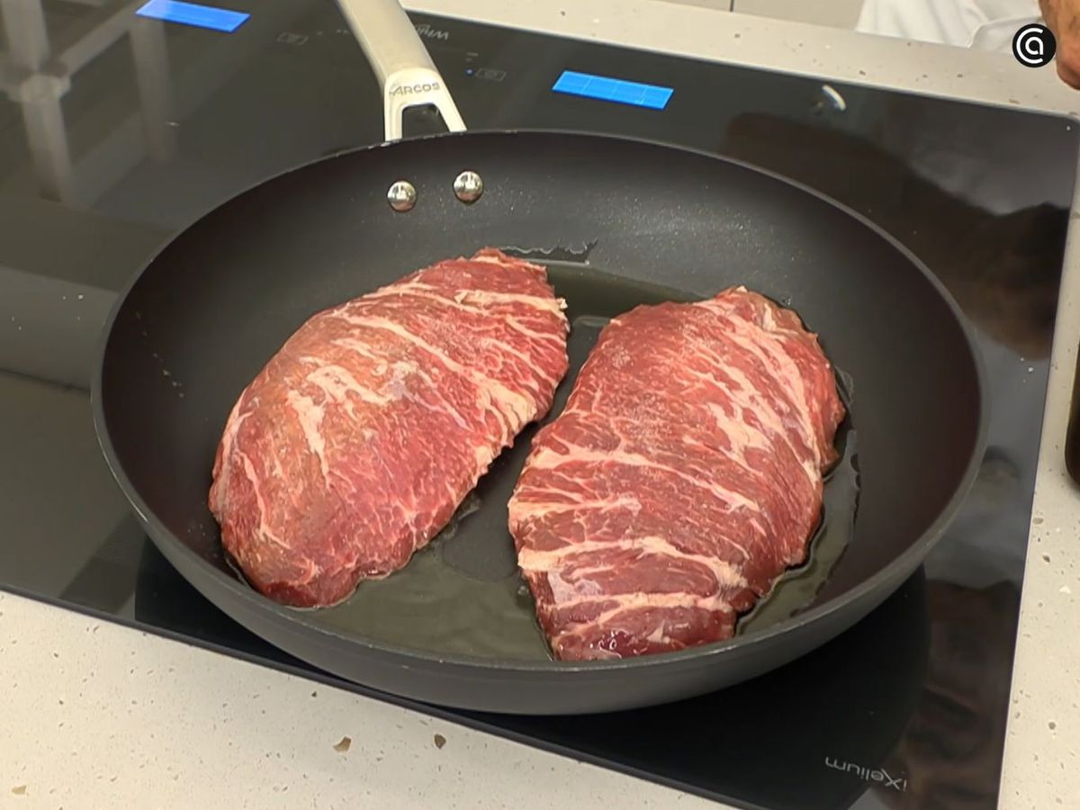 Cocina la presa ibérica en una sartén