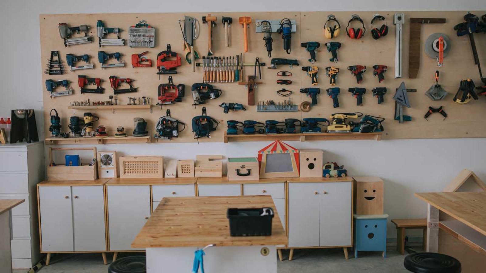 Reorganizar tu taller de bricolaje tras las vacaciones mejora la eficiencia y facilita el trabajo.