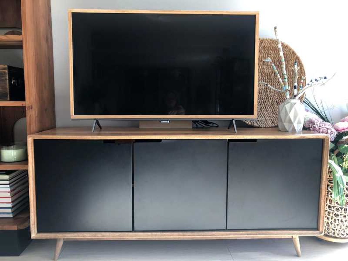 Televisor con marco de madera hecho con listones.