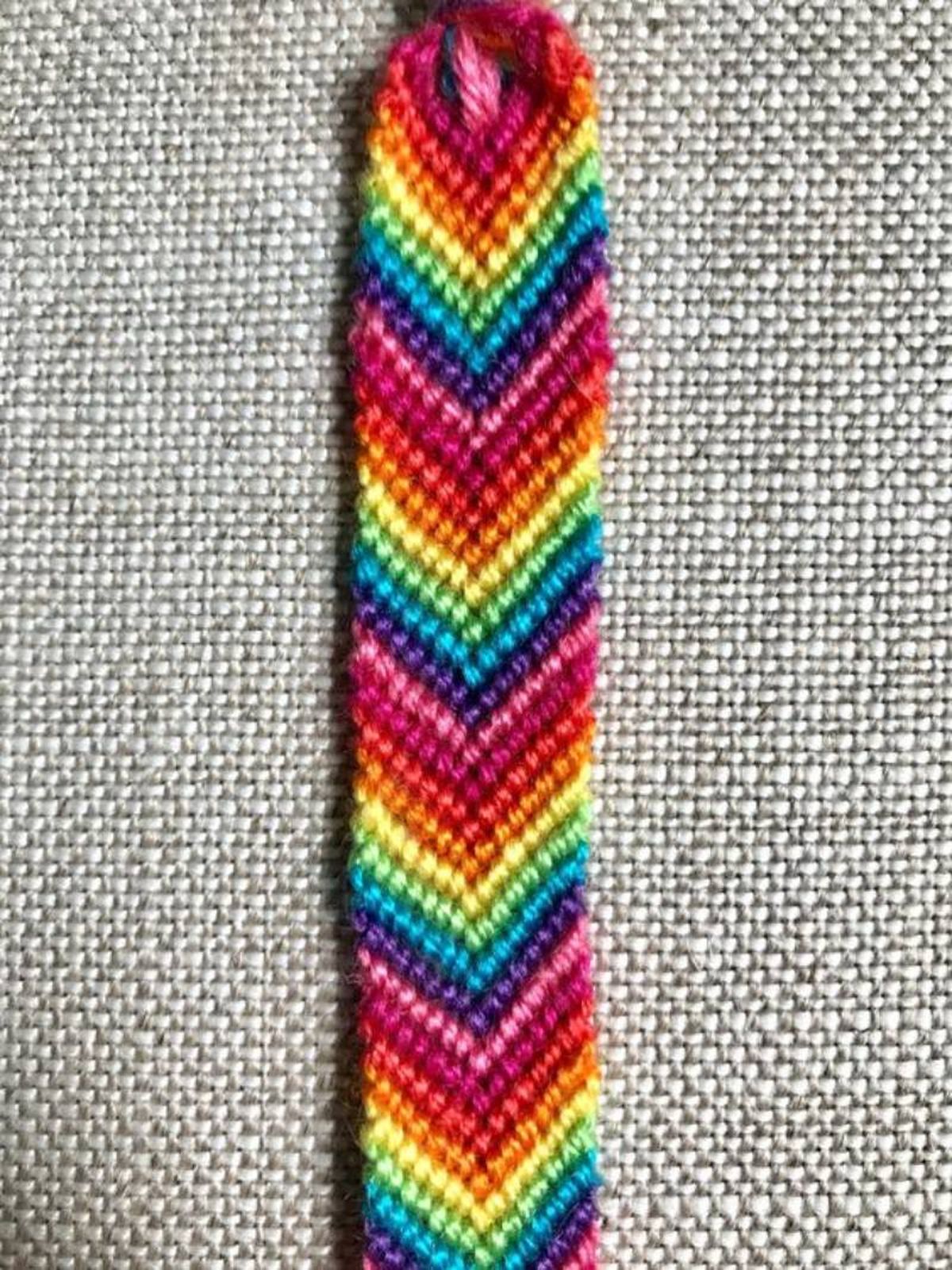Pulsera de hilo arcoíris.