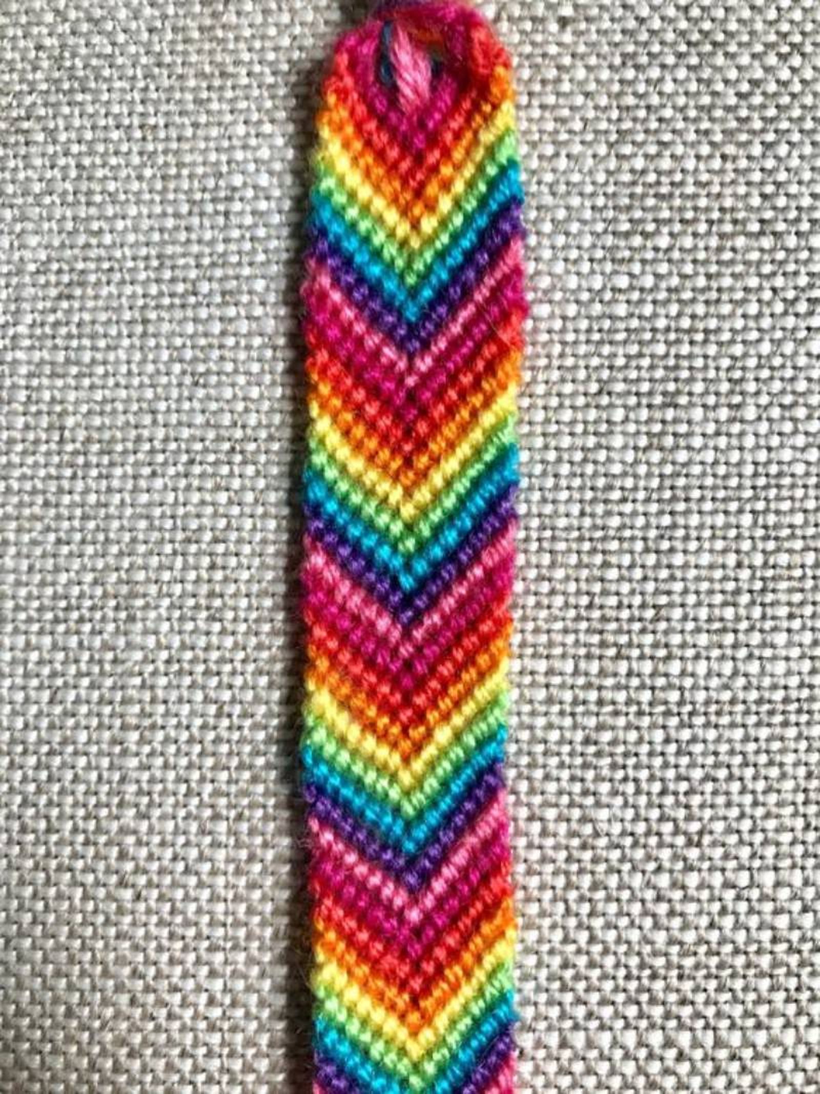 Pulsera de hilo arcoíris. Pulsera de hilo arcoíris.