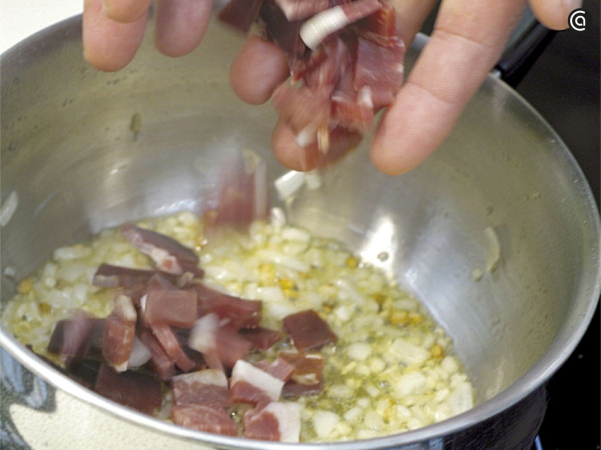 Agrega el jamón a la cazuela