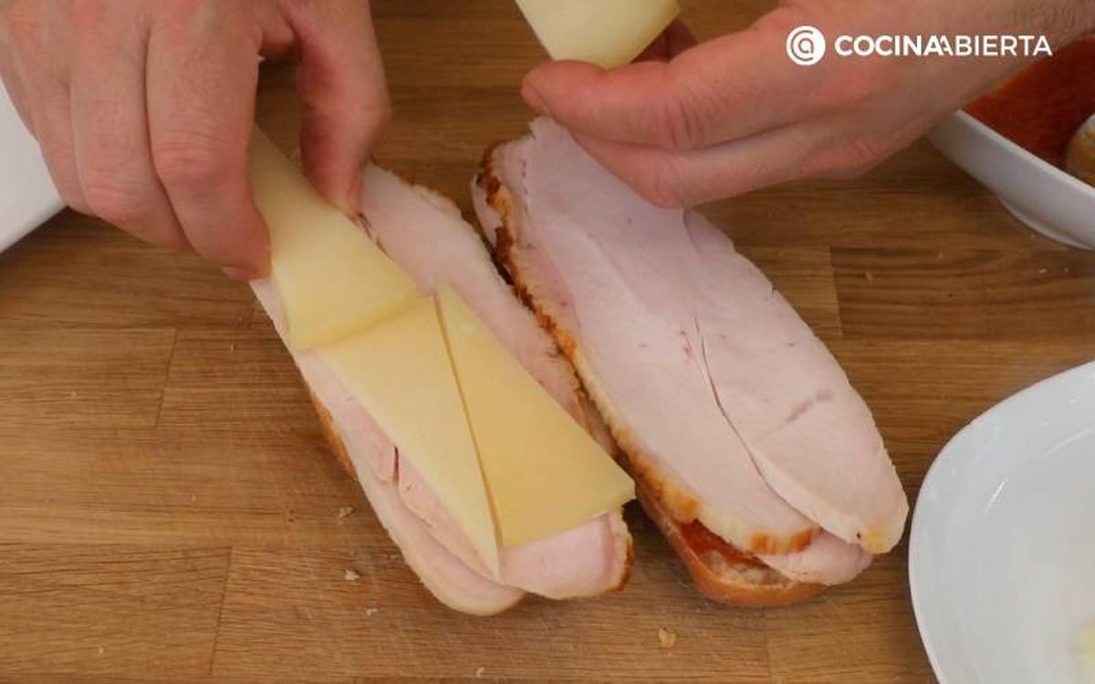 Prepara el panini de pechuga de pavo asada y queso