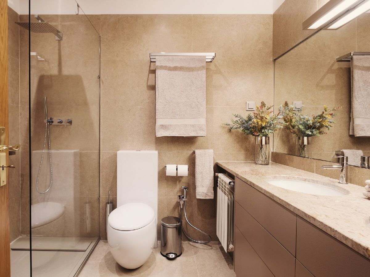 Evita utilizar colores oscuros o estampados recargados