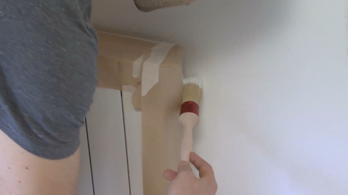 Deco 731 Dormitorio amarillo con friso de madera paso 2