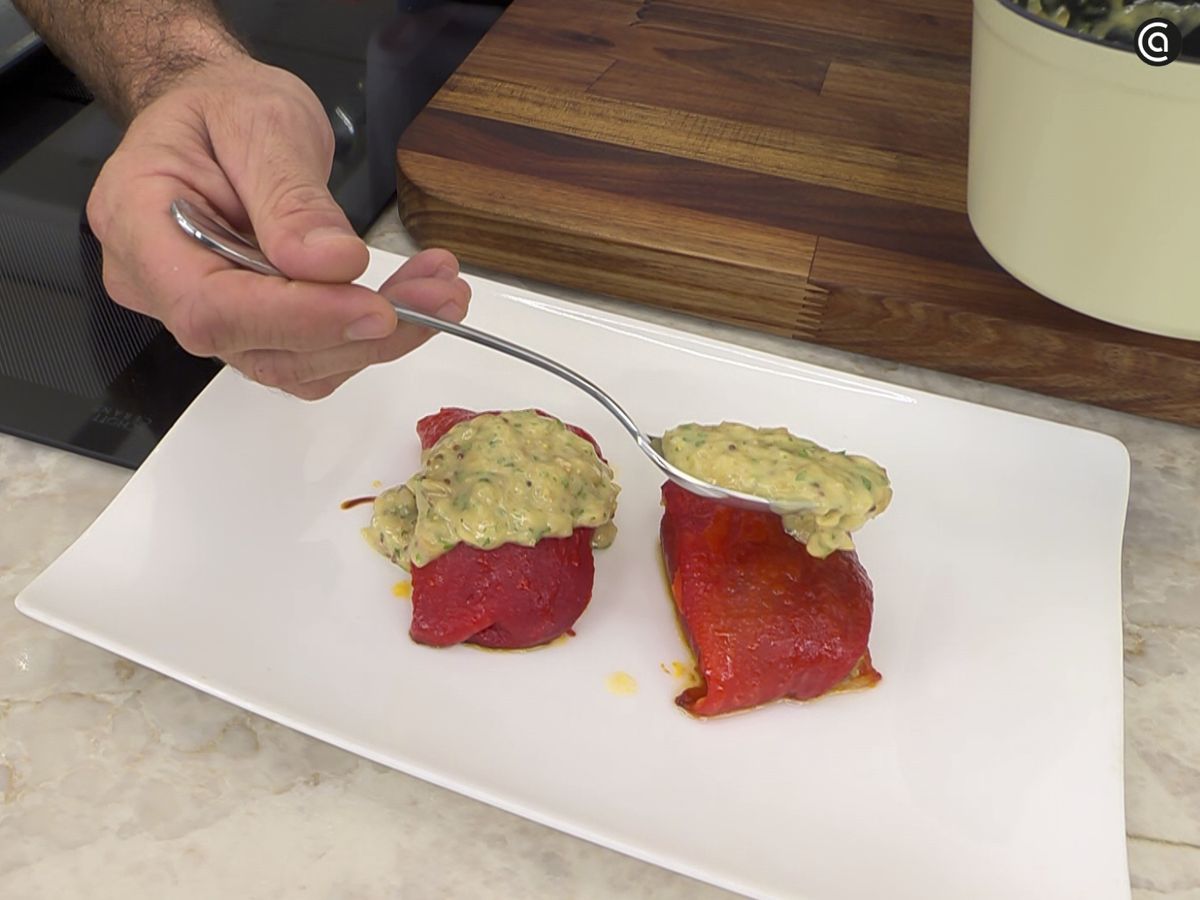 Extiende la salsa de mostaza encima del rollito