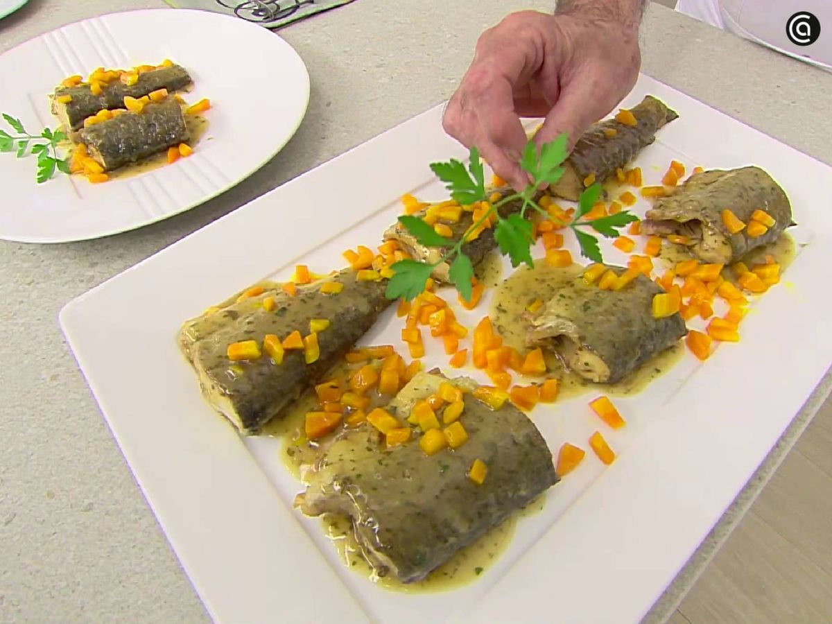 Sirve la trucha con salsa meunière y decora