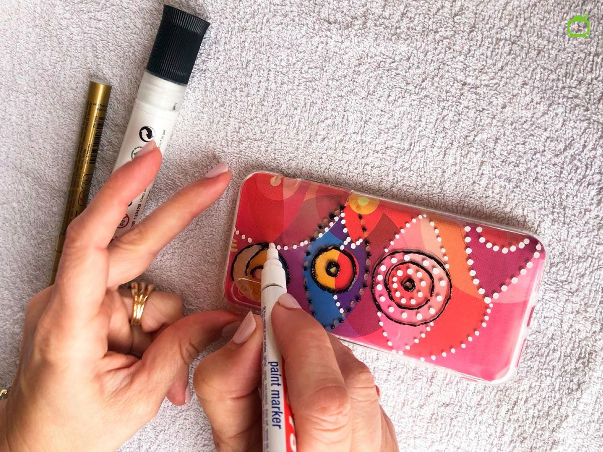 Pintar la funda del móvil con rotulador.