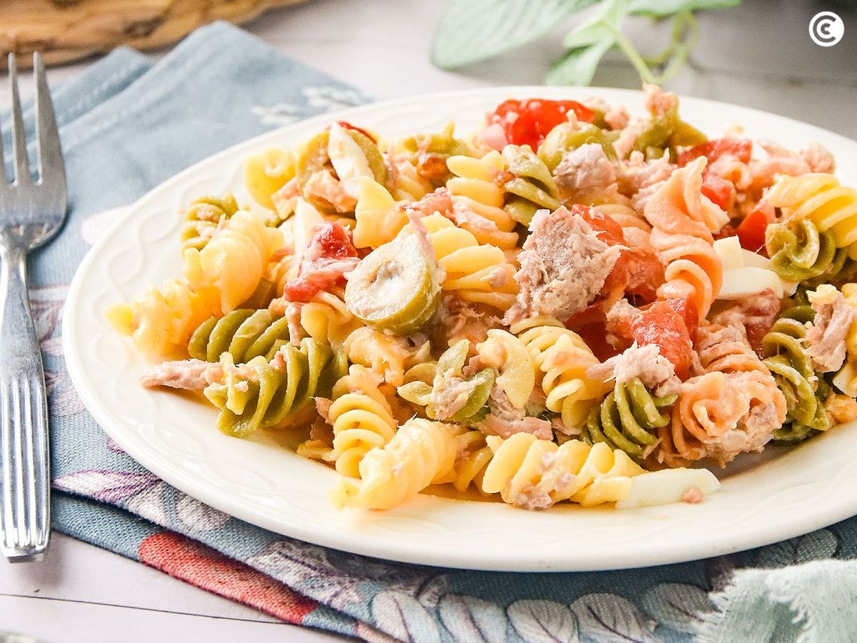 Ensalada de pasta con atún y huevo duro