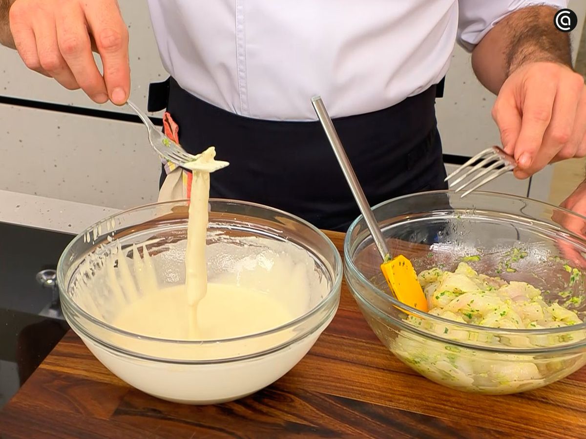 Pasa las virutas de pescado por la tempura y fríelas