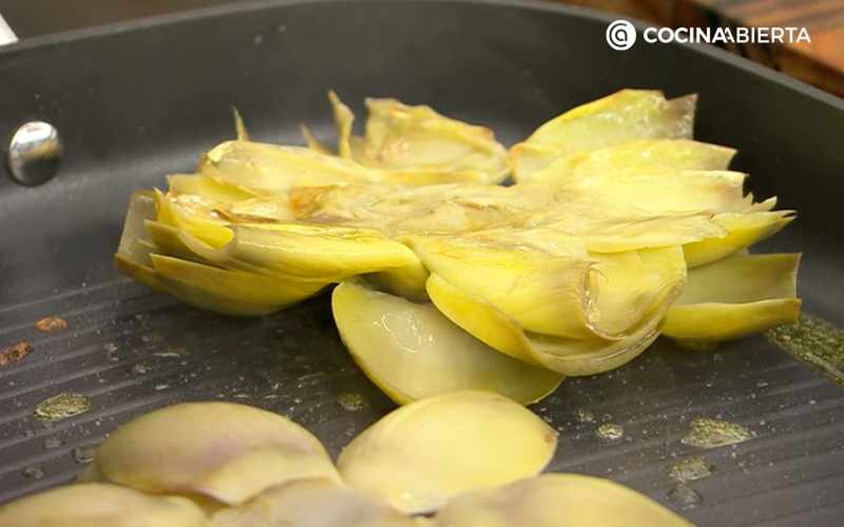 Dora las flores de alcachofa