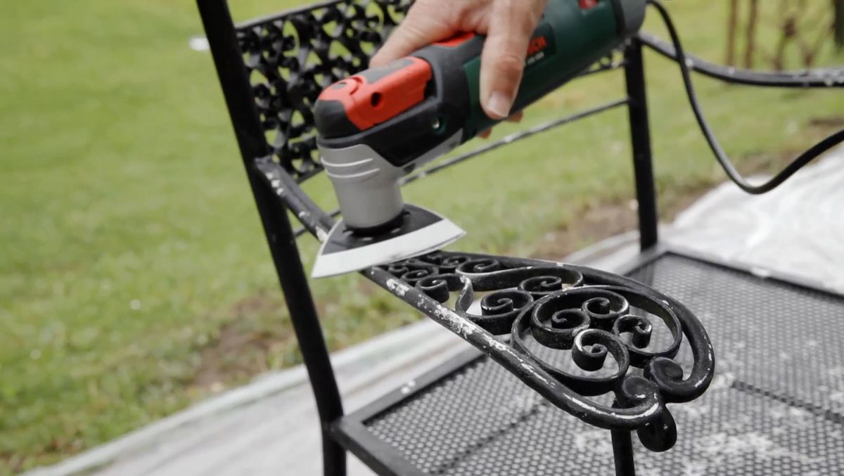 Pintar silla metálica con pintura todo terreno paso 1