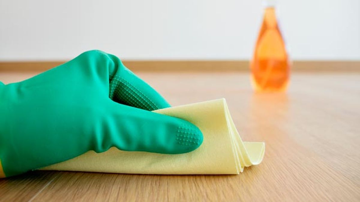 como eliminar restos de pegamento del suelo 3