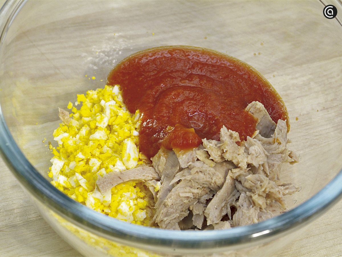 Mezcla en un bol el huevo con el tomate y el atún