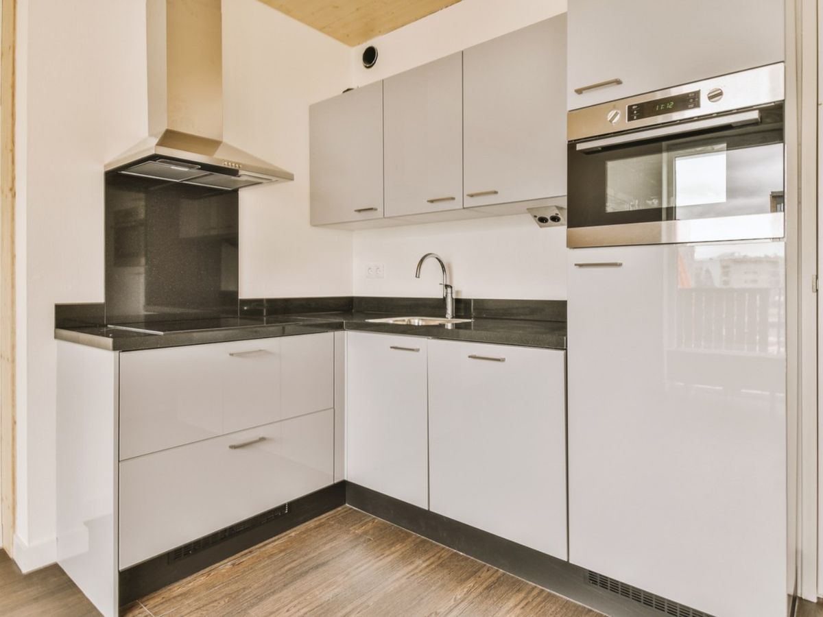 Los zócalos de la cocina pueden convertirse en un lugar aprovechable.