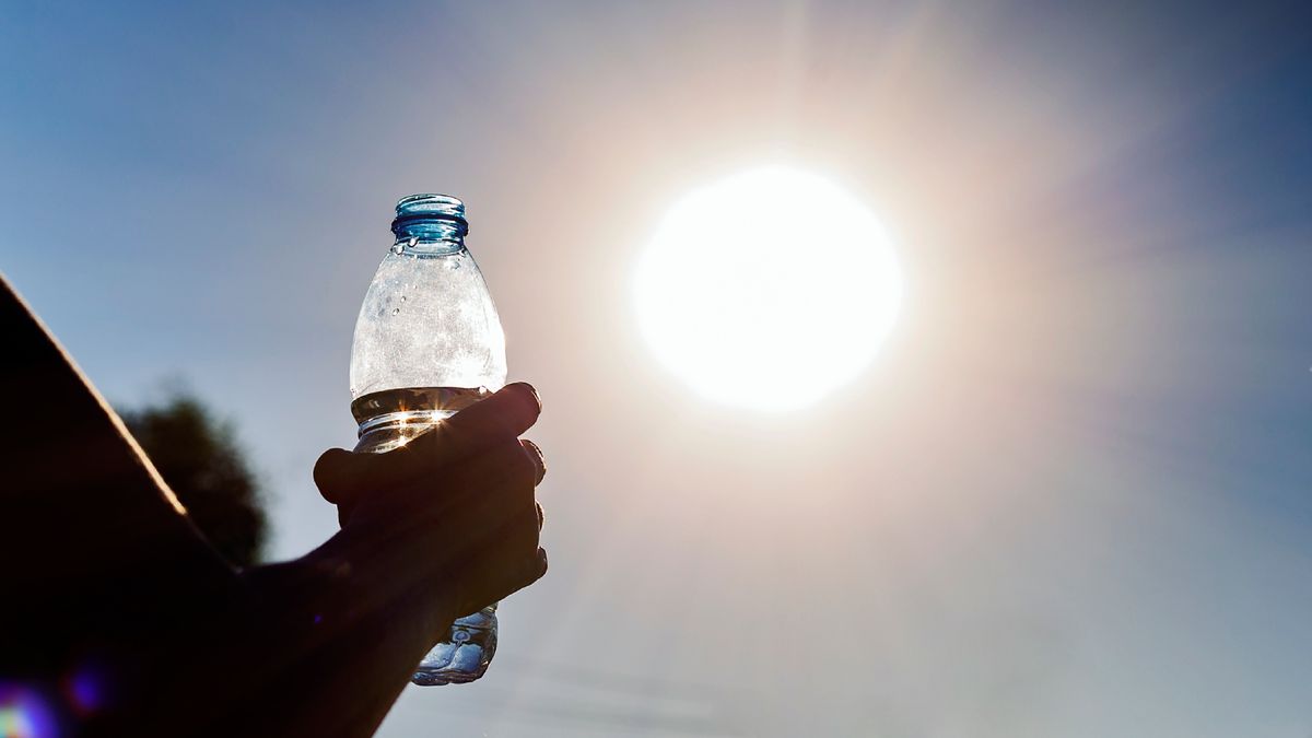 ¿Es peligroso beber agua de una botella de plástico expuesta al sol?