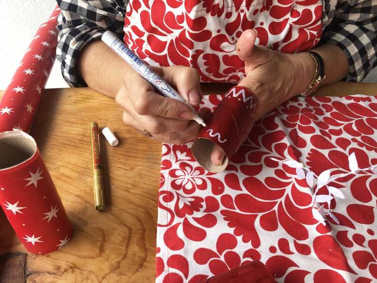 Pintar los adornos con rotulador blanco.